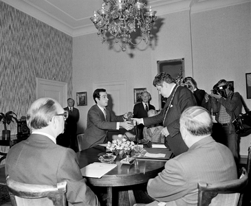 858231 Afbeelding van de geboorteaangifte van Prins Bernardo, de zoon van Prinses Christina en Jorge Guillermo (links), ...